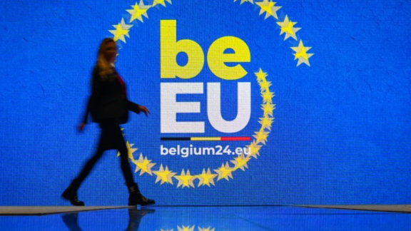 Persoon bij het logo België voorzitter van de EU