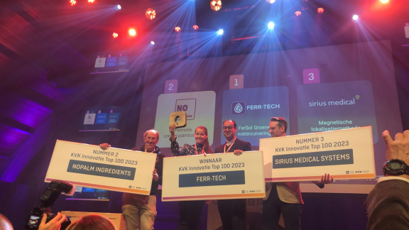 Vier personen op podium die KVK Innovatieprijs winnen
