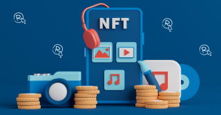 blauwe achtergrond met illustraties van R-teken en telefoon met daarin de tekst NFT