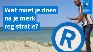 Man op het strand met groot R-teken en de tekst: Wat moet je doen na je merkregistratie? 